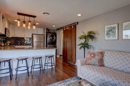 Top floor water views!Beach gear & linens included