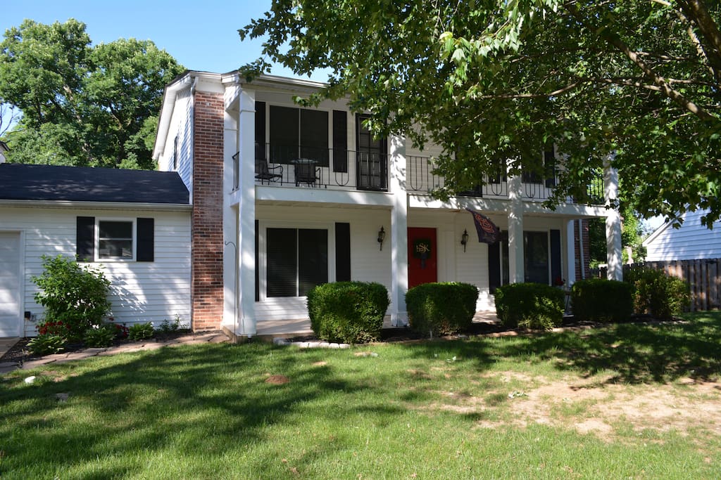 2 Story, 4 bedroom home with walkout basement living room