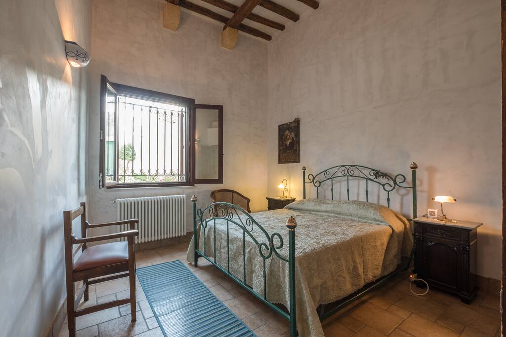 Stanza da letto matrimoniale con tetto a travi di legno