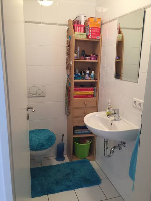 Eigenes Gästeklo für die Dauer des Aufenthalts + 1/2 Badezimmer, Dusche/Badewanne teilst du mit uns
guest cloakroom for the duration of your stay . shower / bath you share with us