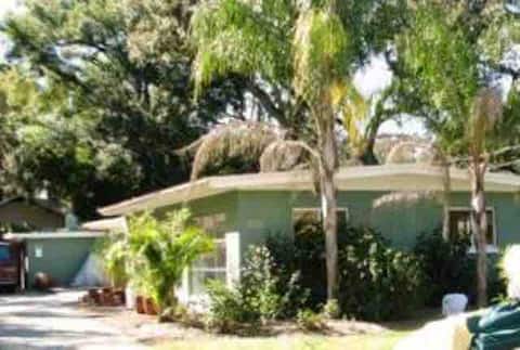 Mid-Century College Park Hideaway Near Downtown