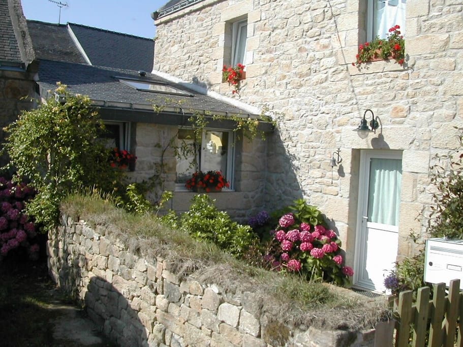 Jardinet d'entrée avec parking gratuit contre le muret