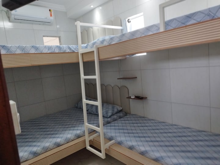 Kuna kitanda 1 cha ghorofa mbili na 1 cha ghorofa moja, katika chumba hiki kina watu 6 