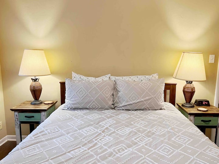 Отпуснете се в страната на мечтите в уютната ни спалня. Със своето меко осветление и удобно спално бельо ще се събудите освежени и готови да разгледате всичко, което Талахаси трябва да предложи