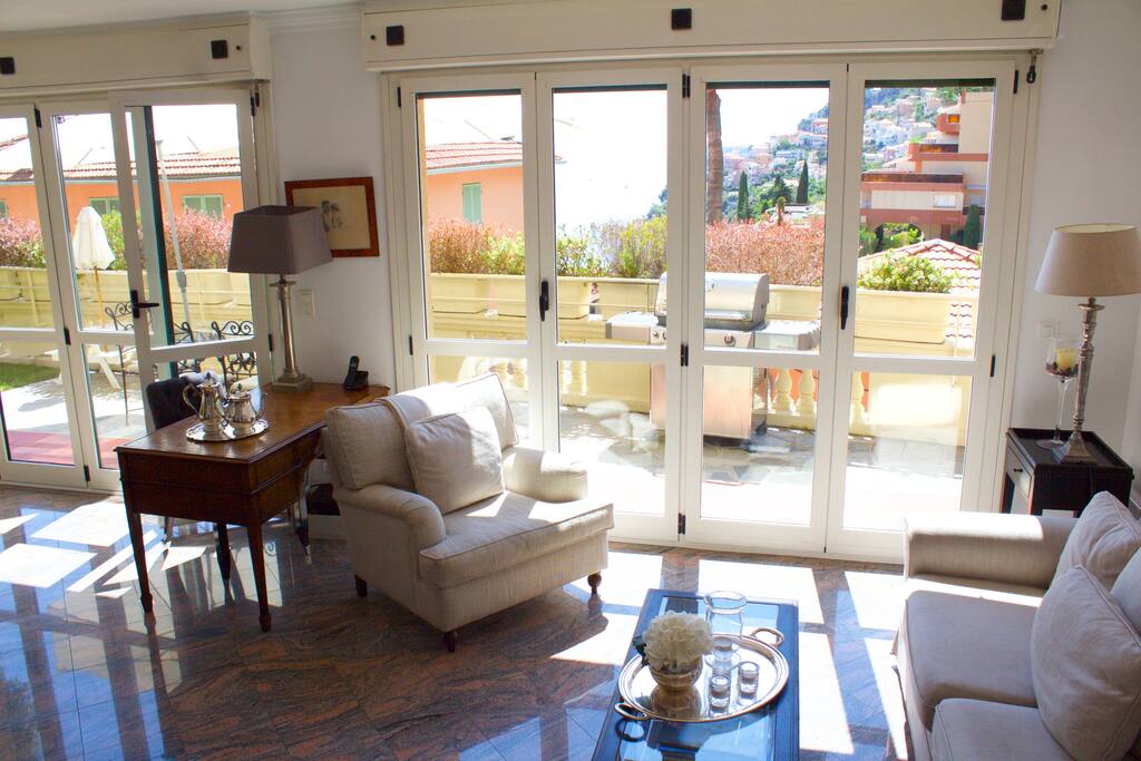 Open and very bright living room, direct access to terrace and garden