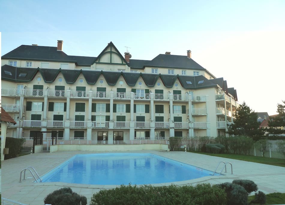 Votre résidence, côté piscine. L'appartement est au rez de chaussée