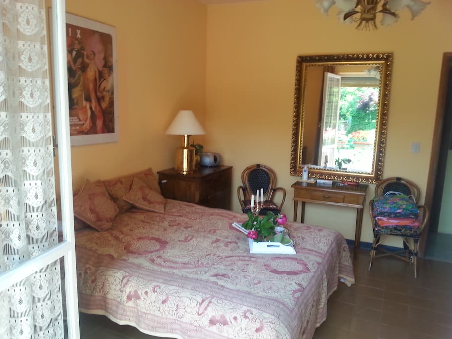 Schlafzimmer mit direktem Zugang zum Balkon