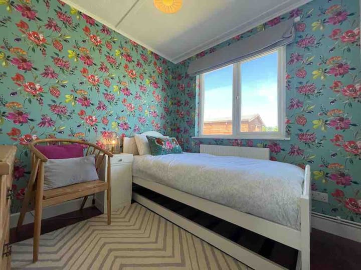 Еднокреветна соба~ приземје 
(Може да се направи како што мора да се побараат 2 кревета) 