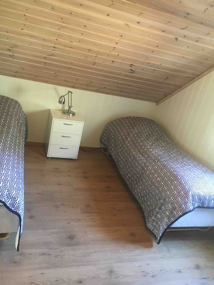 Spavaća soba na 3. 
katu; 2 kreveta za jednu osobu, 1 dječji krevetić i komoda.