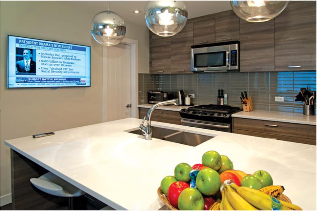 Kitchen. High-end Gas Appliances, walk-in pantry