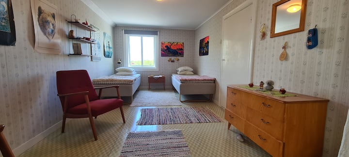 2 camas individuales de 90 cm y espacio para la cuna en la habitación (que se puede pedir prestada) de los campos con el sol de la tarde en el horizonte. Esta habitación es adyacente a la habitación 4 a la que llegas a través de la puerta a la derecha.