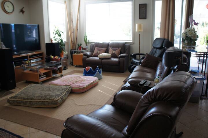 Cozy&quiet home,Queenbed w/ Tv, fridge & microwave