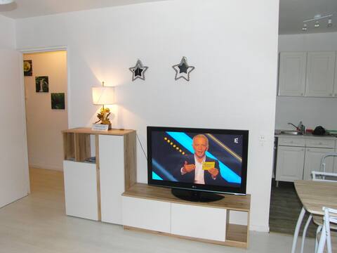 Plage à 2 kms - Grand studio PARKING PRIVE - WIFI