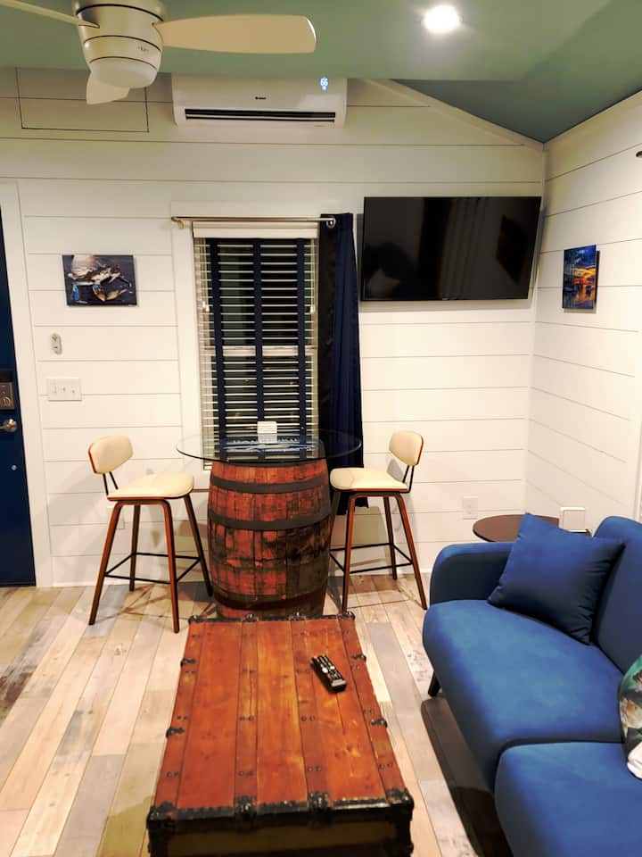 כריות ושמיכות מאוחסנות בתוך הספה המתקפלת. 