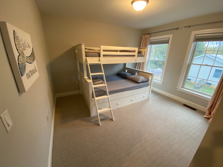 Chambre avec lits superposés 1 avec lits jumeaux et lits superposés complets