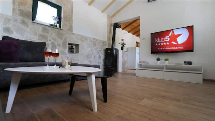 Sebule iliyo na runinga ya umbo la skrini bapa