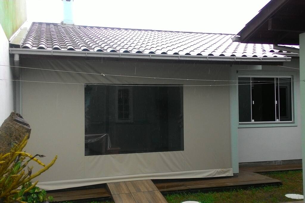 Lona retrátil para proteger do vento e da chuva.