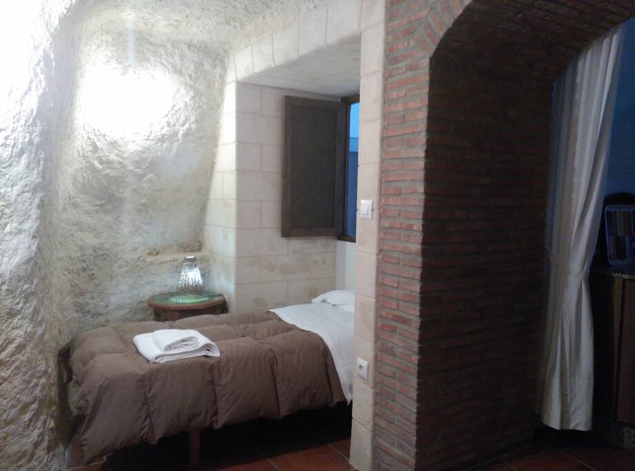 Segundo dormitorio en una pequeña cueva con cama de 90 cm. y posibilidad de poner otra cama supletoria de 90cm.