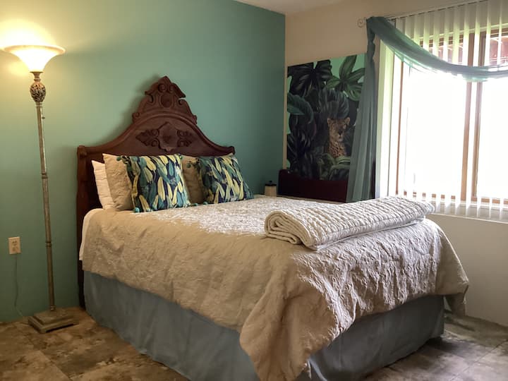 Spacious bedroom w/ Queen bed.   New mattress and box springs 2022.