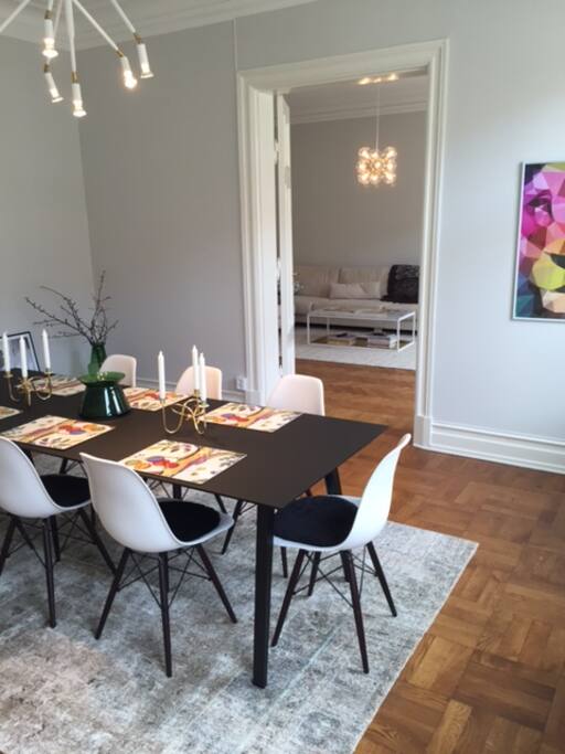 Stort matbord med plats för 8 personer.