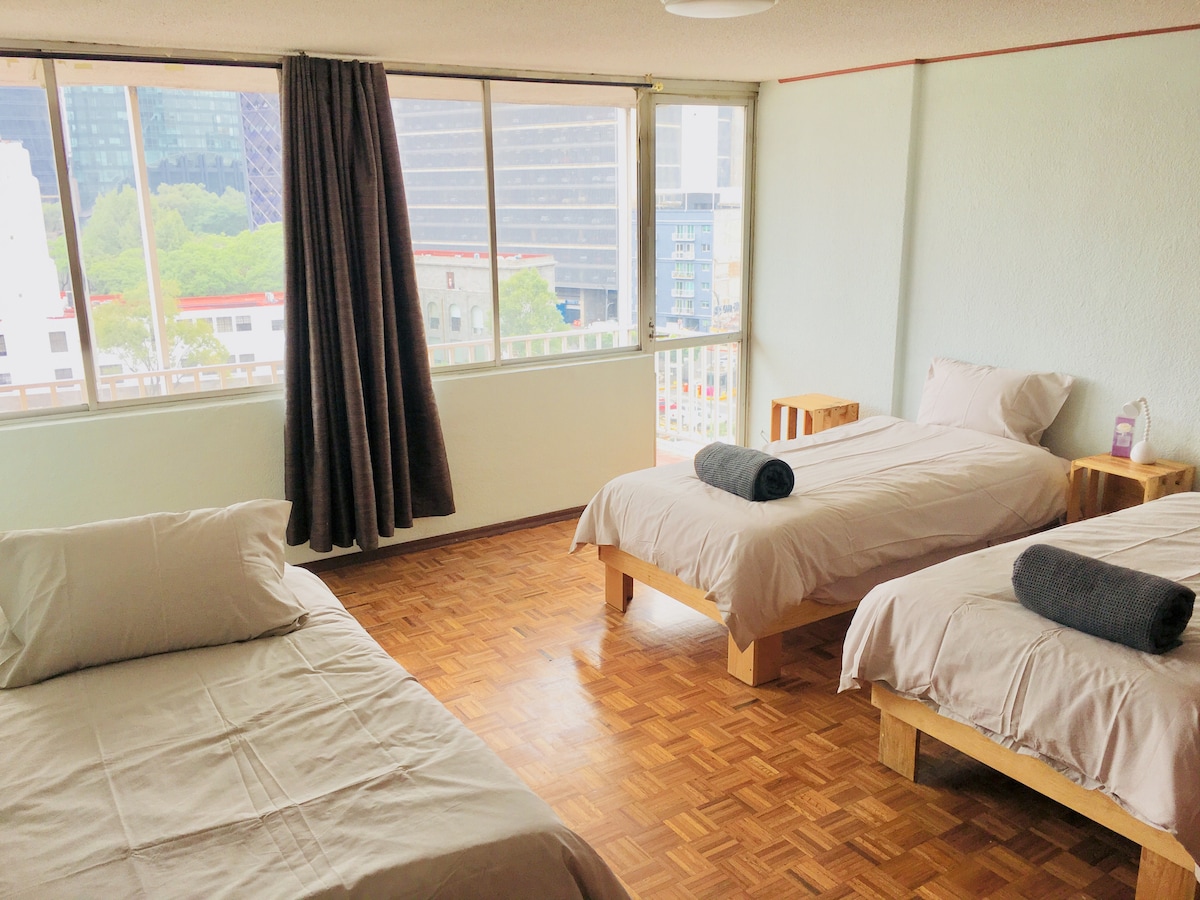 חדר שינה ראשי עם חדר רחצה פרטי. נוף לבניינים המרהיבים של פסאו דה לה רפורמה