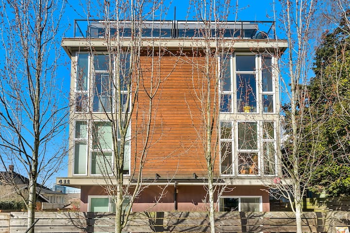 3BR Urban Escape w/ Kitchen + Rooftop Deck gallery image 5