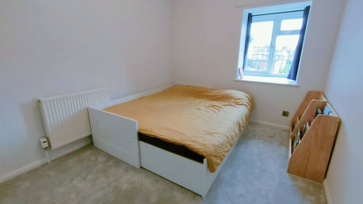 2. spavaća soba: bračni krevet (širine 180 - 200 cm)