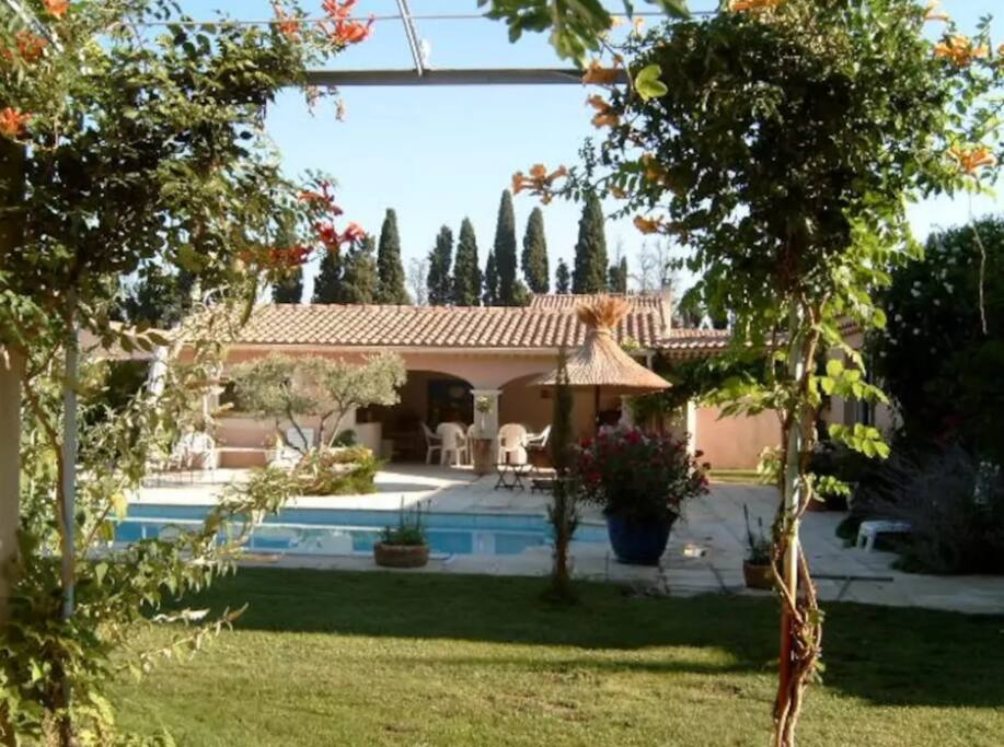 jardin et salle à manger d'été