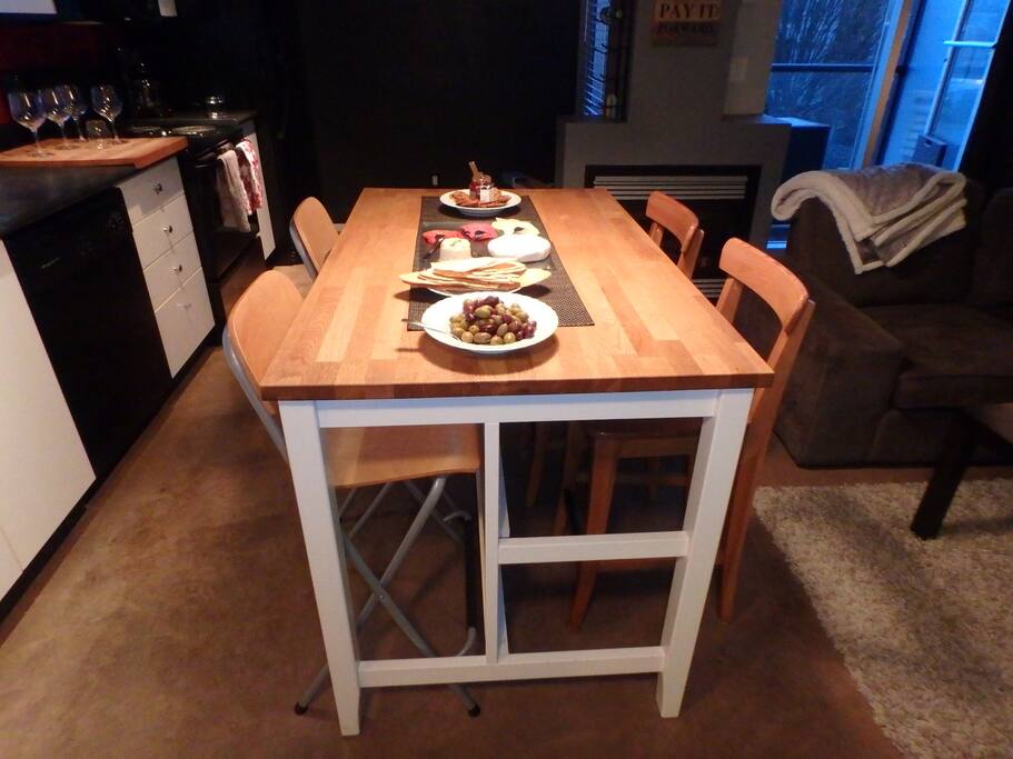 Cozy kitchen with table for 4