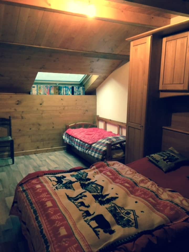 Dhomë gjumi 2 me krevat dopio
140 x 190 et
Një krevat prej 90 x 190