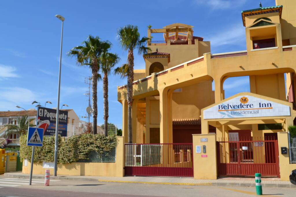 Portal de entrada de la urbanización y parking