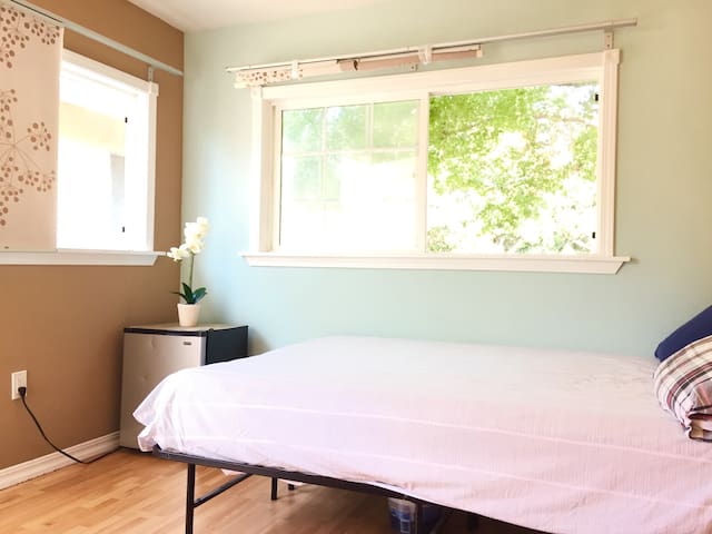 No4 INDEPEDENT Bedroom + Garden,Quiet , Fast WIFI