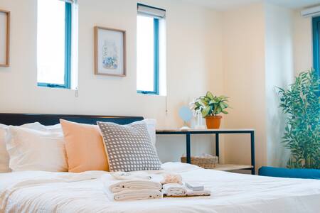 Spacious Two-Bedrooms Loft- BGC- fast WIFI @Indigo