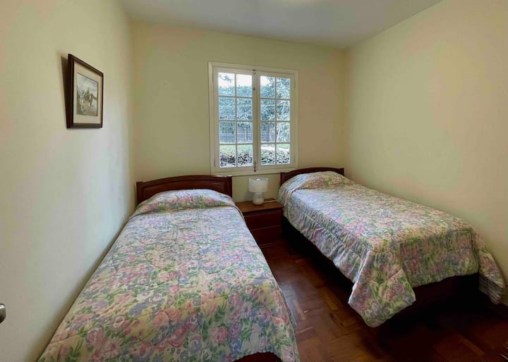 ห้องที่ 3 มีเตียงแฝด 2 เตียง ห้องพักรองรับได้ 2 คน