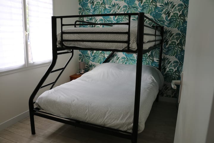 Gerenoveerde slaapkamer 2, bed 140 en 90, ladekast en kast