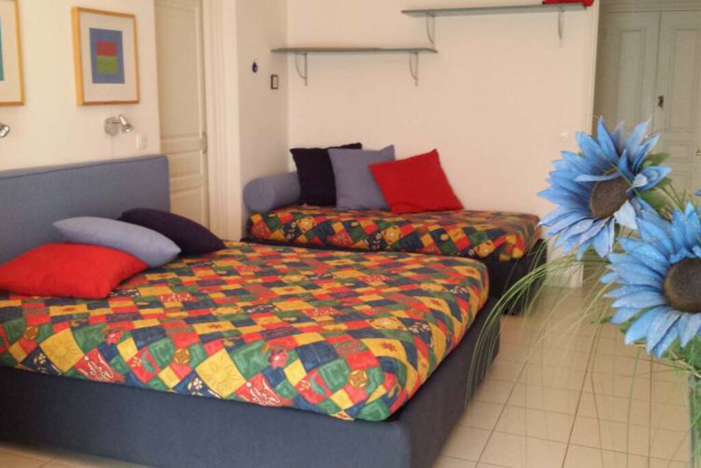 Camera da letto con letto matrimoniale e letto singolo