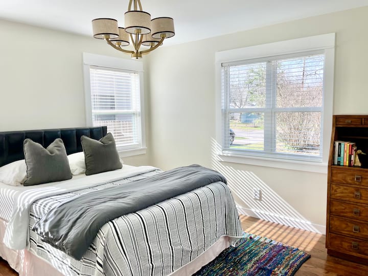 在这间宁静的主卧室中，蓬勃发展和闪耀。 