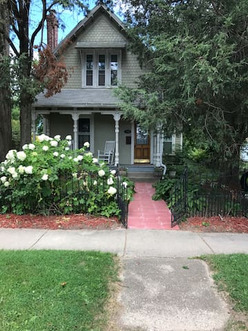 Restored Victorian w hottub. One block from shops
