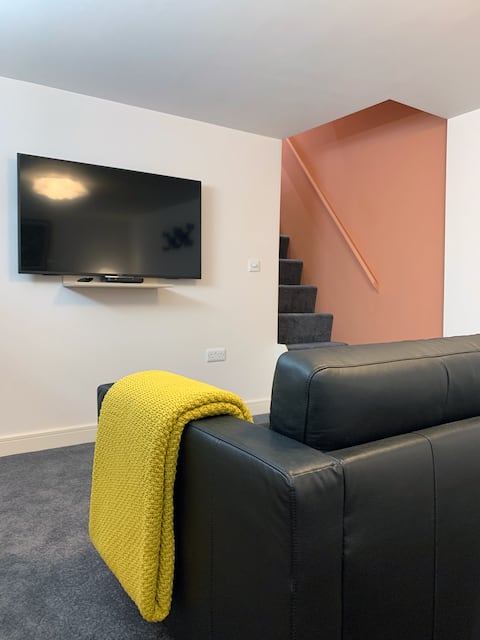 Popular Airbnb listing: Entire Luxury Apartment by the Beach - Gt Yarmouth in Caister On Sea