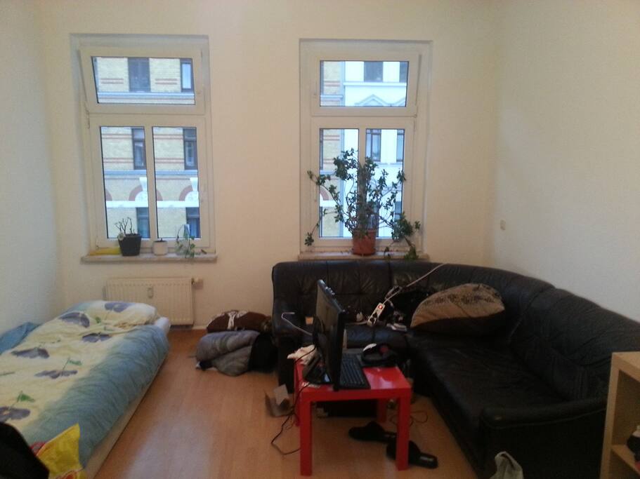 Eine Schlafcouch und eine einfache aber doch bequeme Matratze