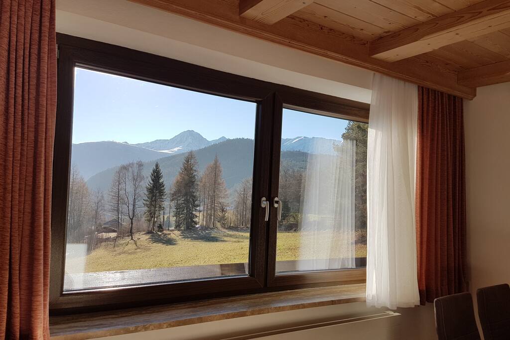 Aussicht auf die wunderschöne Bergwelt Tirols
