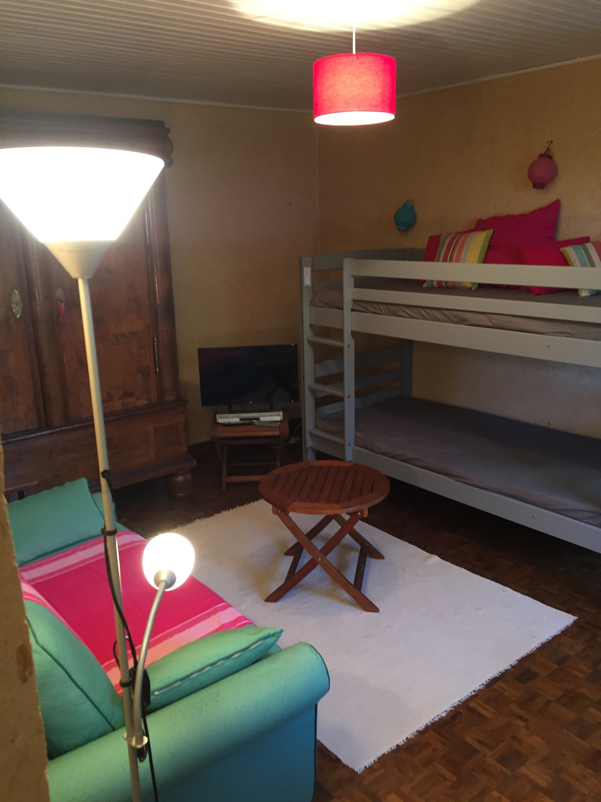 Dhomë gjumi me 2 krevate marinarë dhe divan televizori