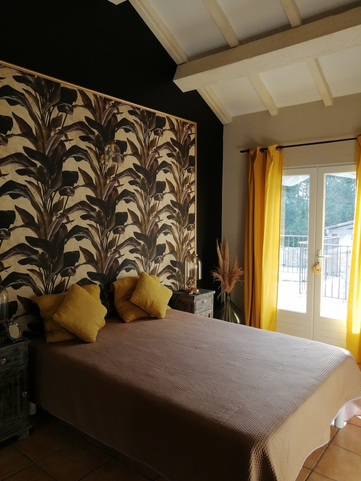 Spálňa s výhľadom na terasu so 140 cm posteľou