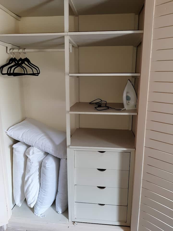 خزانة جناح مع وسائد تحت تصرف الضيوف.