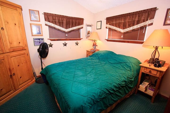 SPAVAĆA SOBA S BRAČNIM KREVETOM NA K