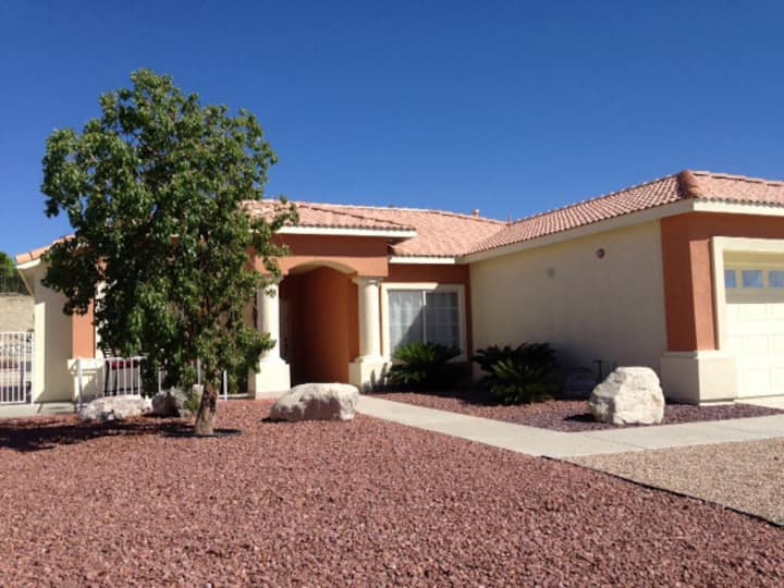 Charming home close to mineral spas Houses for Rent in Desert Hot