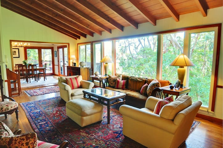 Hollywood Hills Getaway