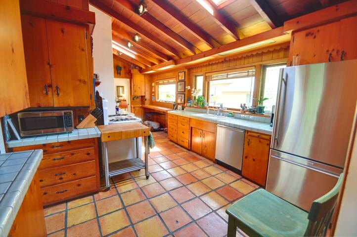 Hollywood Hills Getaway gallery image 3