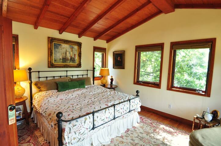 Hollywood Hills Getaway gallery image 4