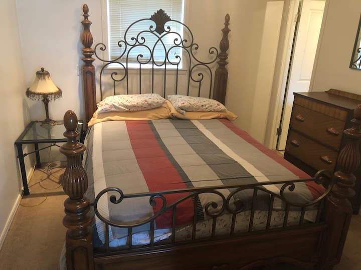 Cama en el nivel principal con entrada al baño.